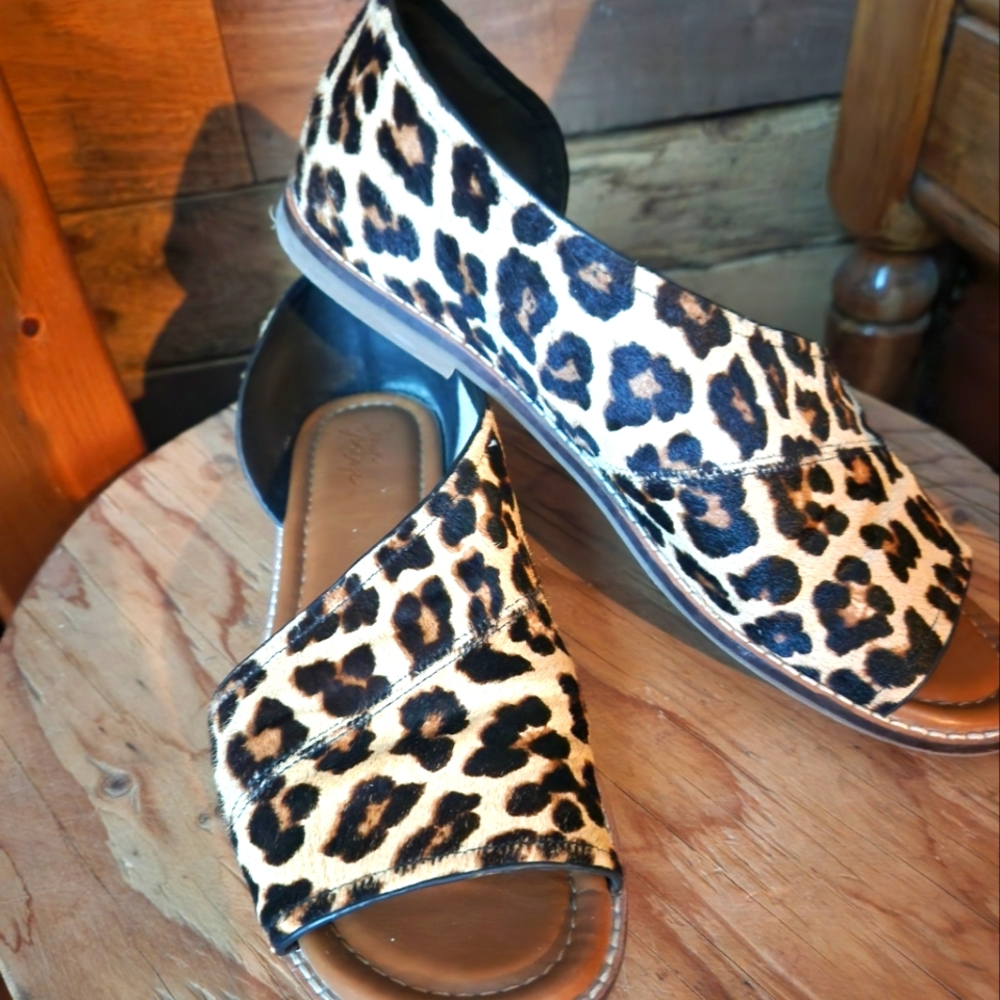 CROWN VINTAGE ANIMAL PRINT OPEN TOE FLAT SIZE 8.5